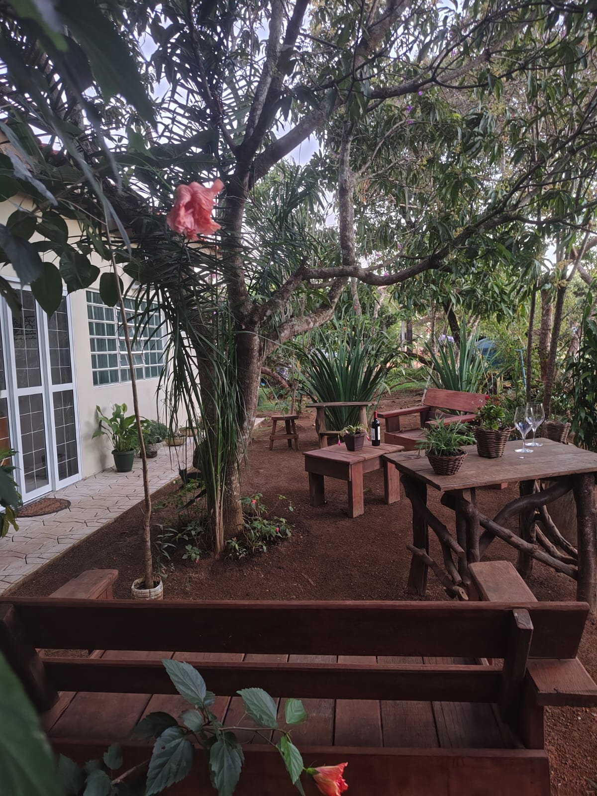 Banco de madeira no jardim