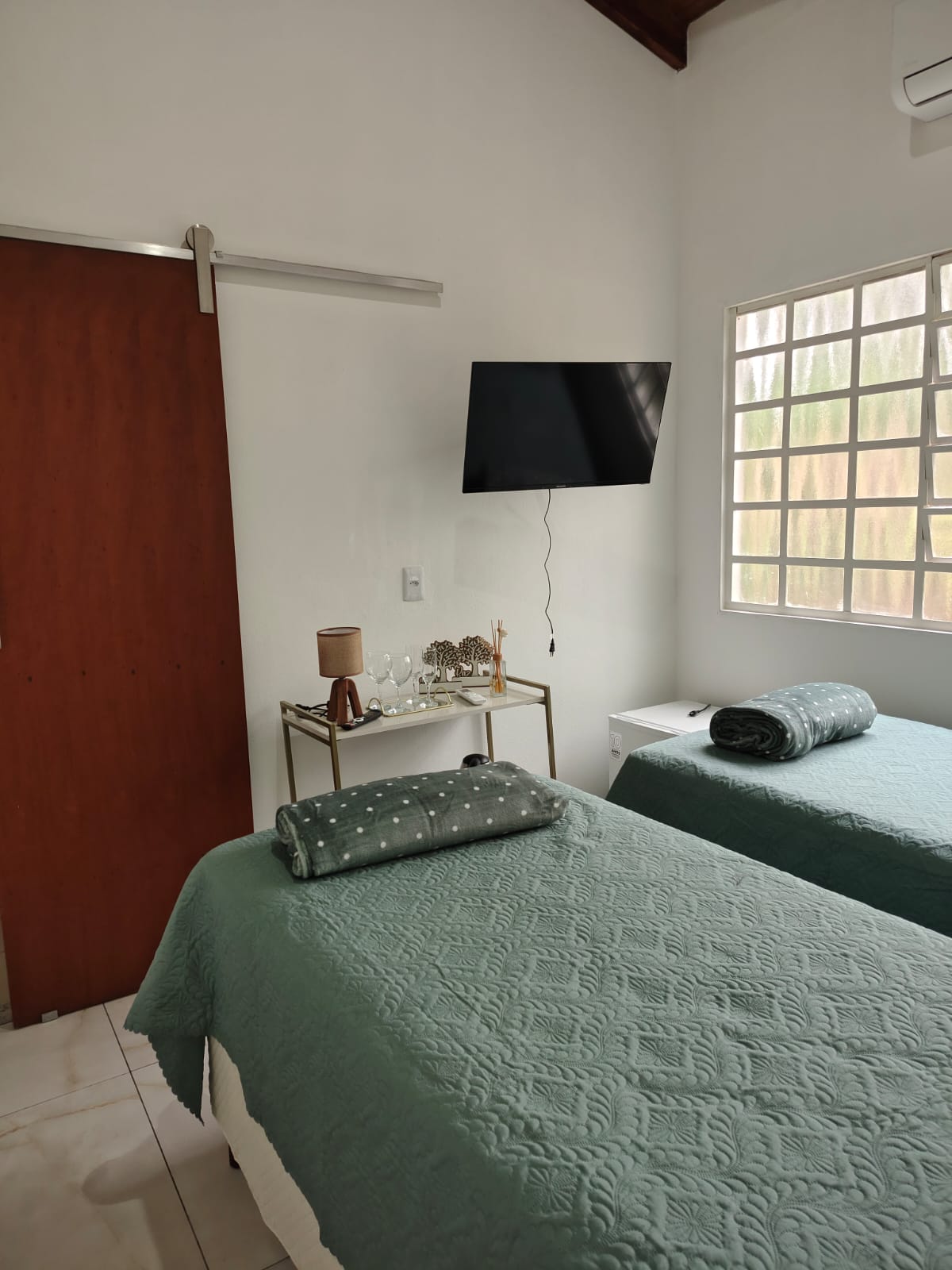 Quarto da suíte com televisão e camas